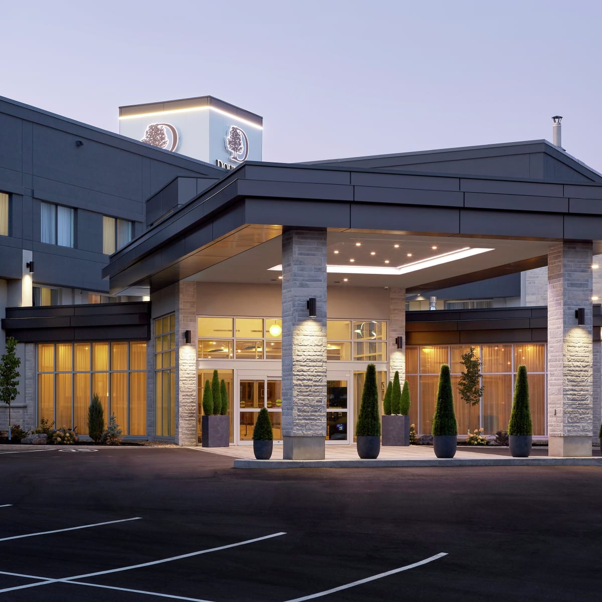 DoubleTree by Hilton Aéroport de Montréal - Hotel exterior