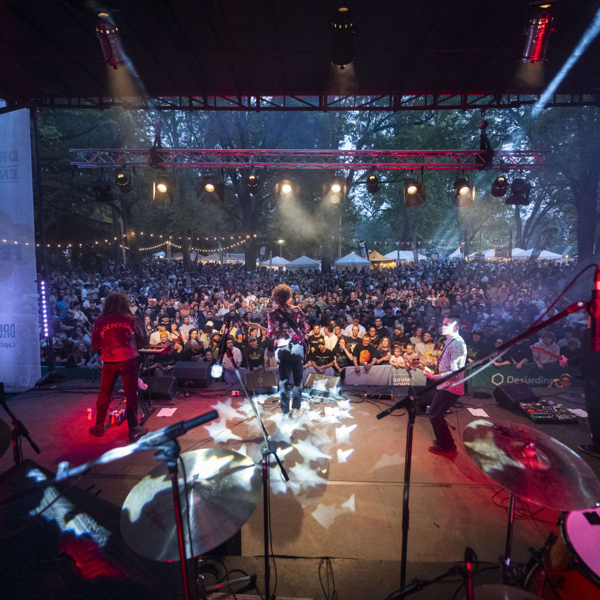 Musical performance at Drummond en Bière.