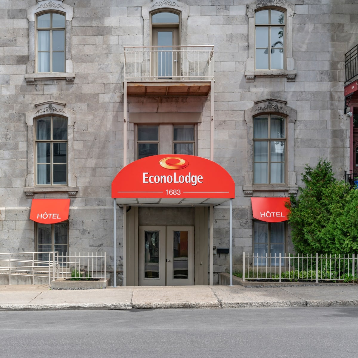 Extérieur de l'hôtel Econo Lodge Montréal.