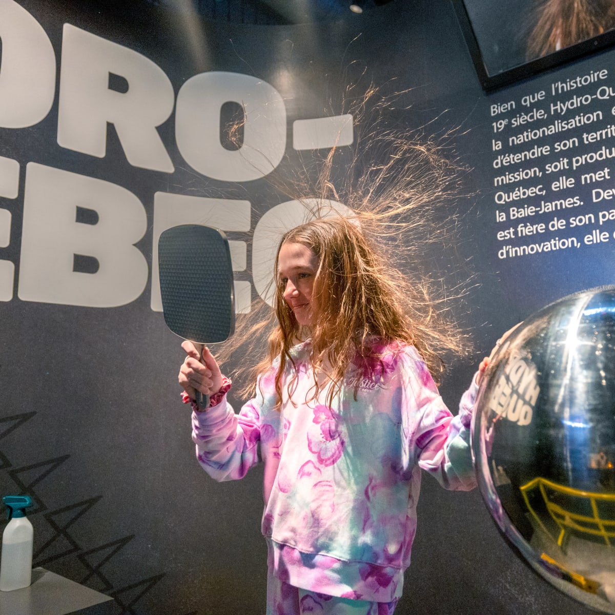 A little girl with hair-raising experience with static electricity at Électrium.