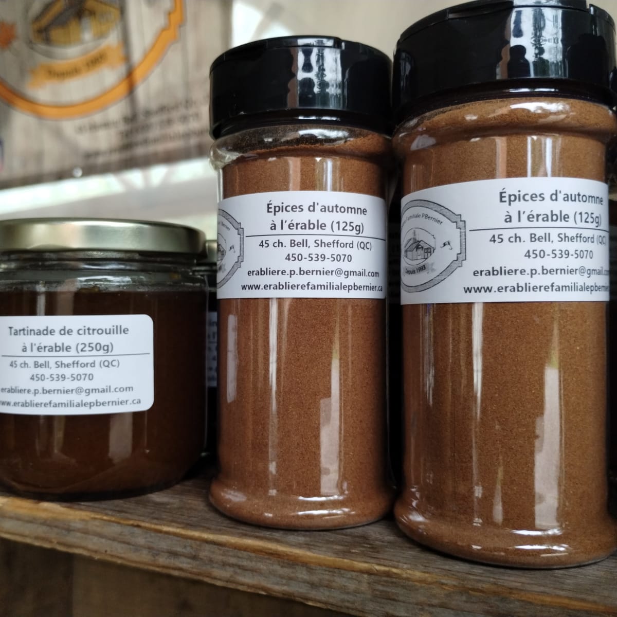 Épices d'automne et tartinade de citrouille dans un marché.
