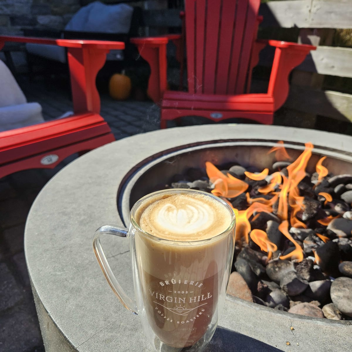 Latte Tarte à la citrouille devant un feu extérieur, Café Brûlerie Virgin Hill. 