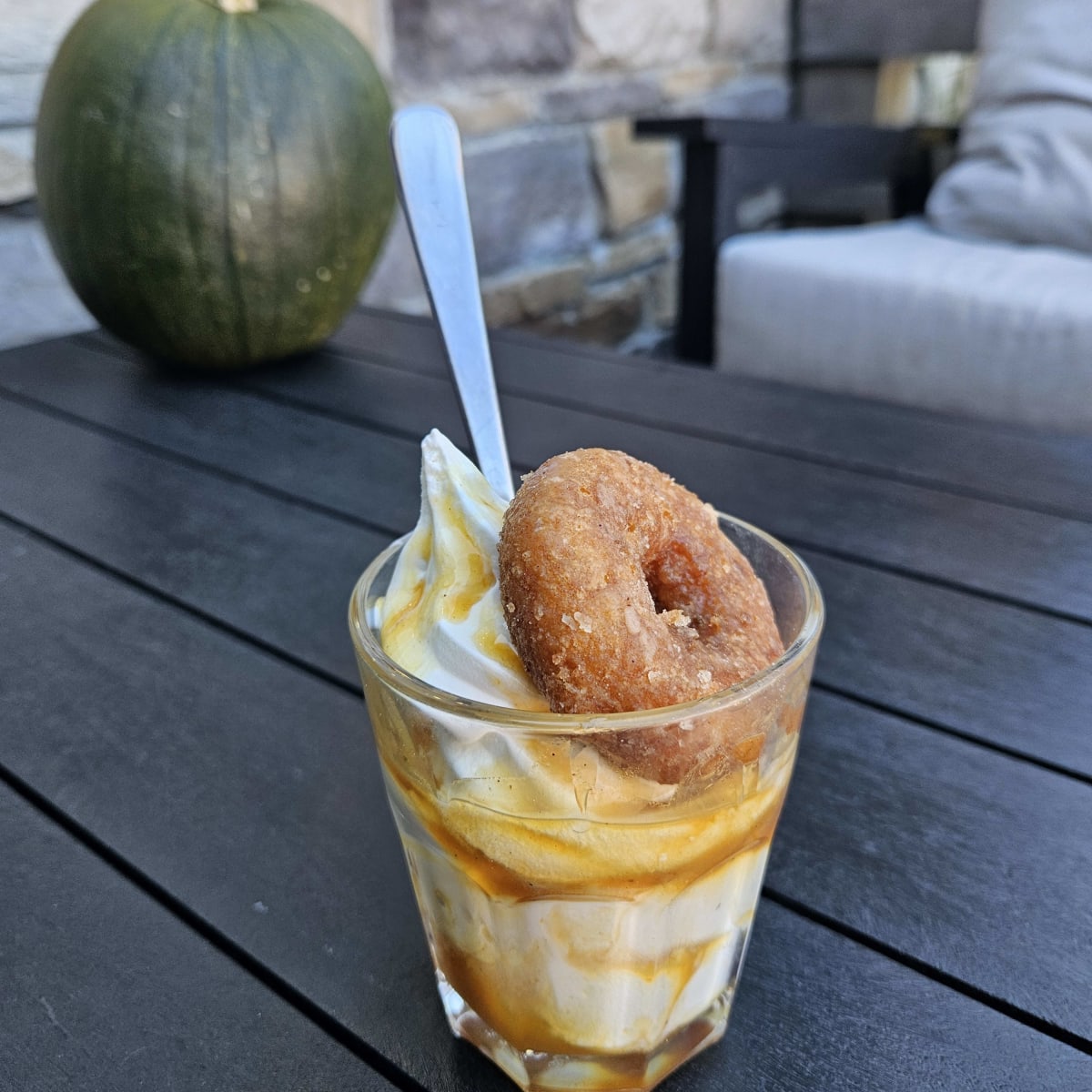 Sundae à citrouille et au beignet aux pommes.