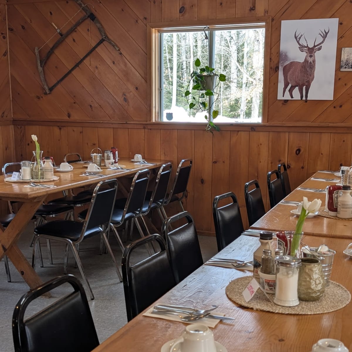 Interior of Cabane à sucre Domaine du Cerf.
