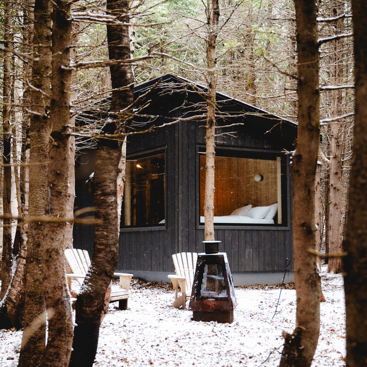 Une cabine ÈST Éco-cabines l'hiver.