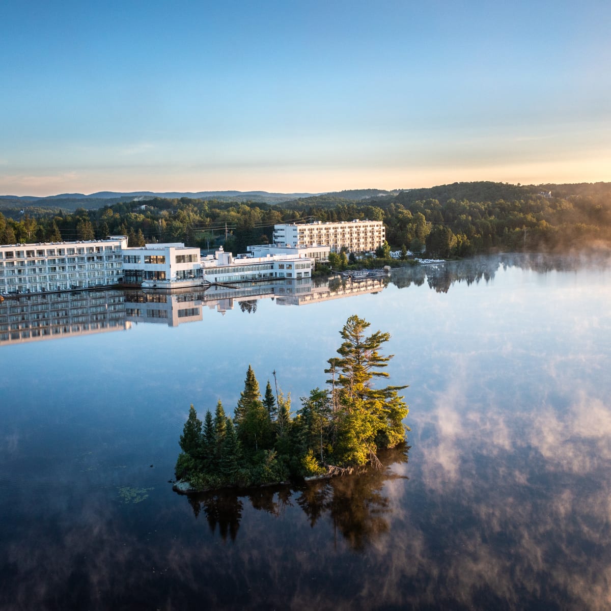Vue aérienne de L'Estérel Resort avec le lac