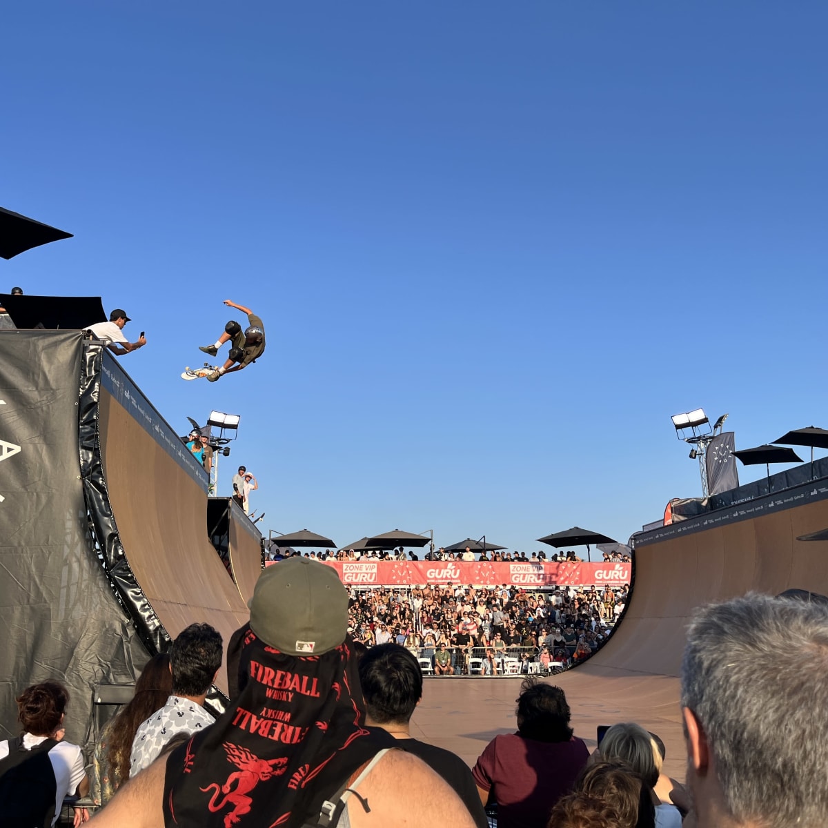 Compétition de skateboard.