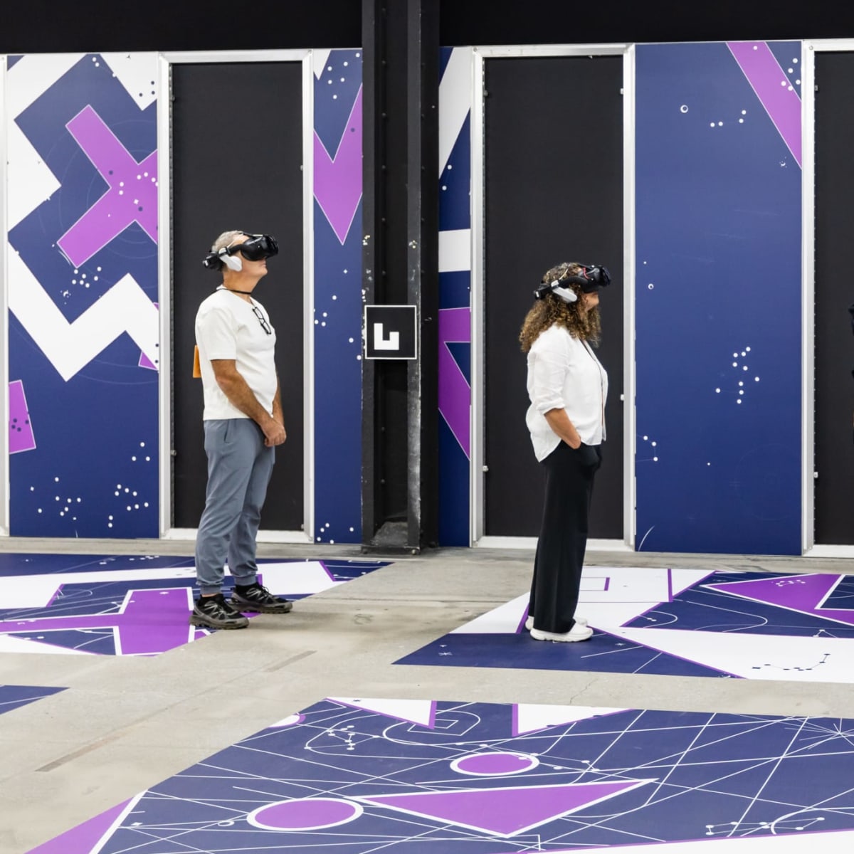 Deux personnes avec un casque de réalité virtuelle.