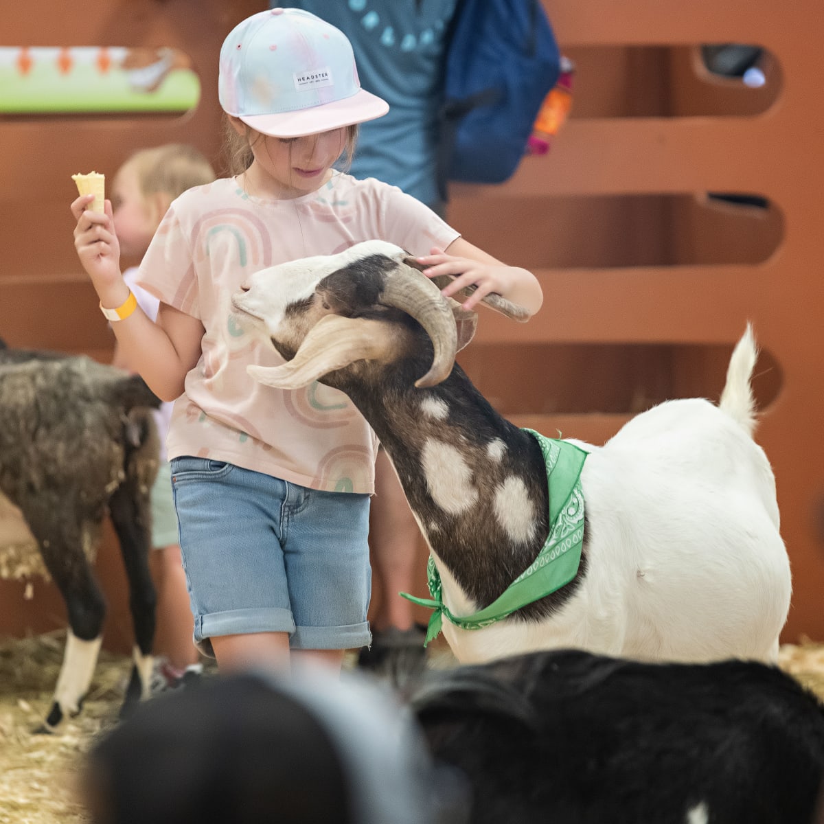 Jeune fille avec une chèvre