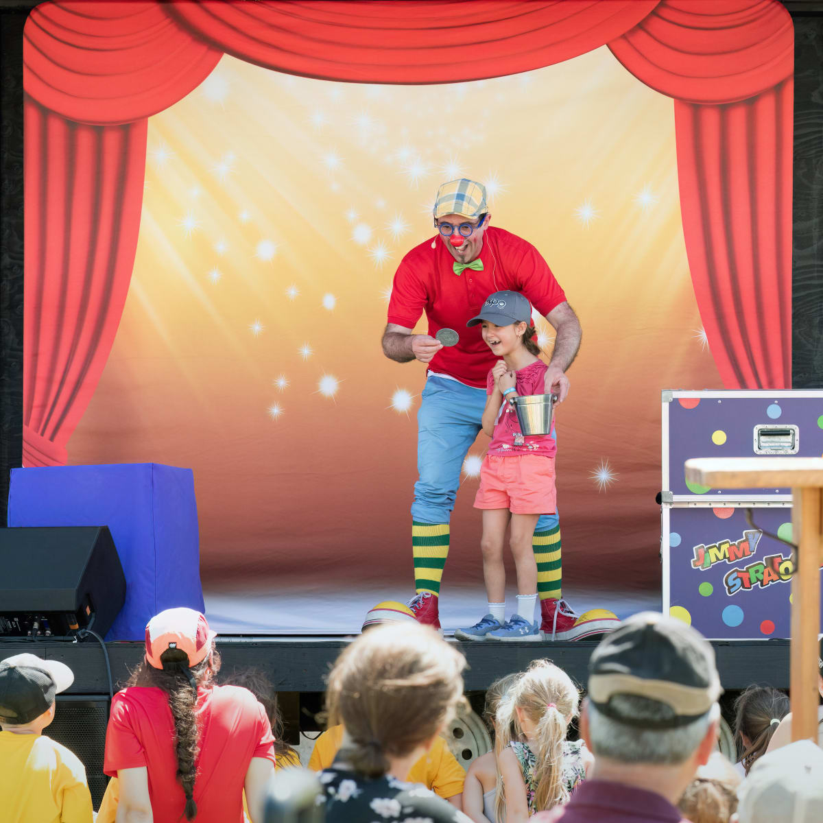 Exposition agricole de Trois-Rivières - A man in costume and a child stand on stage
