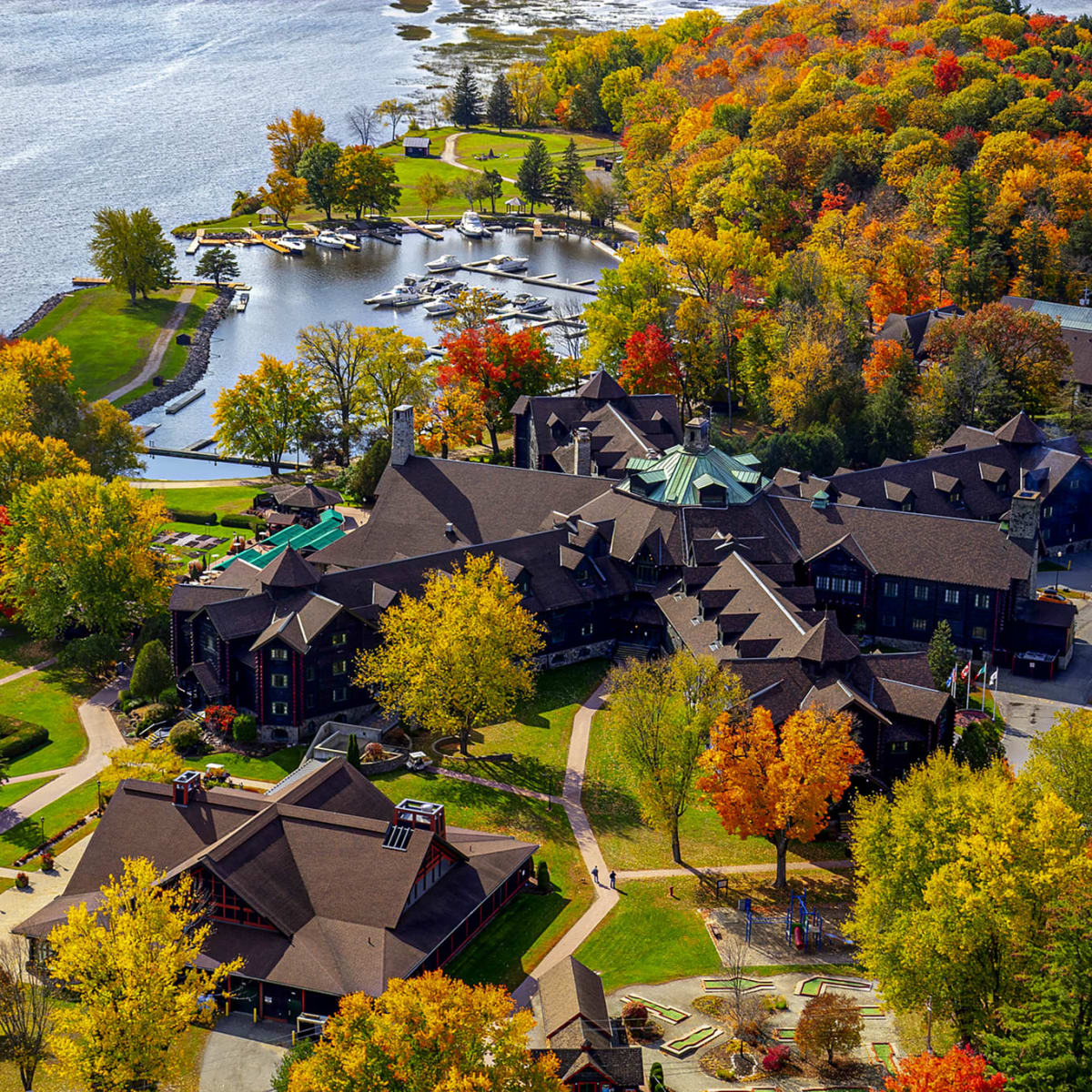 Vue aérienne du Fairmont Le Château Montebello en automne. 