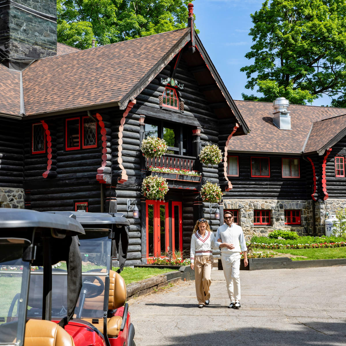 Couple devant le Fairmont Le Château Montebello.