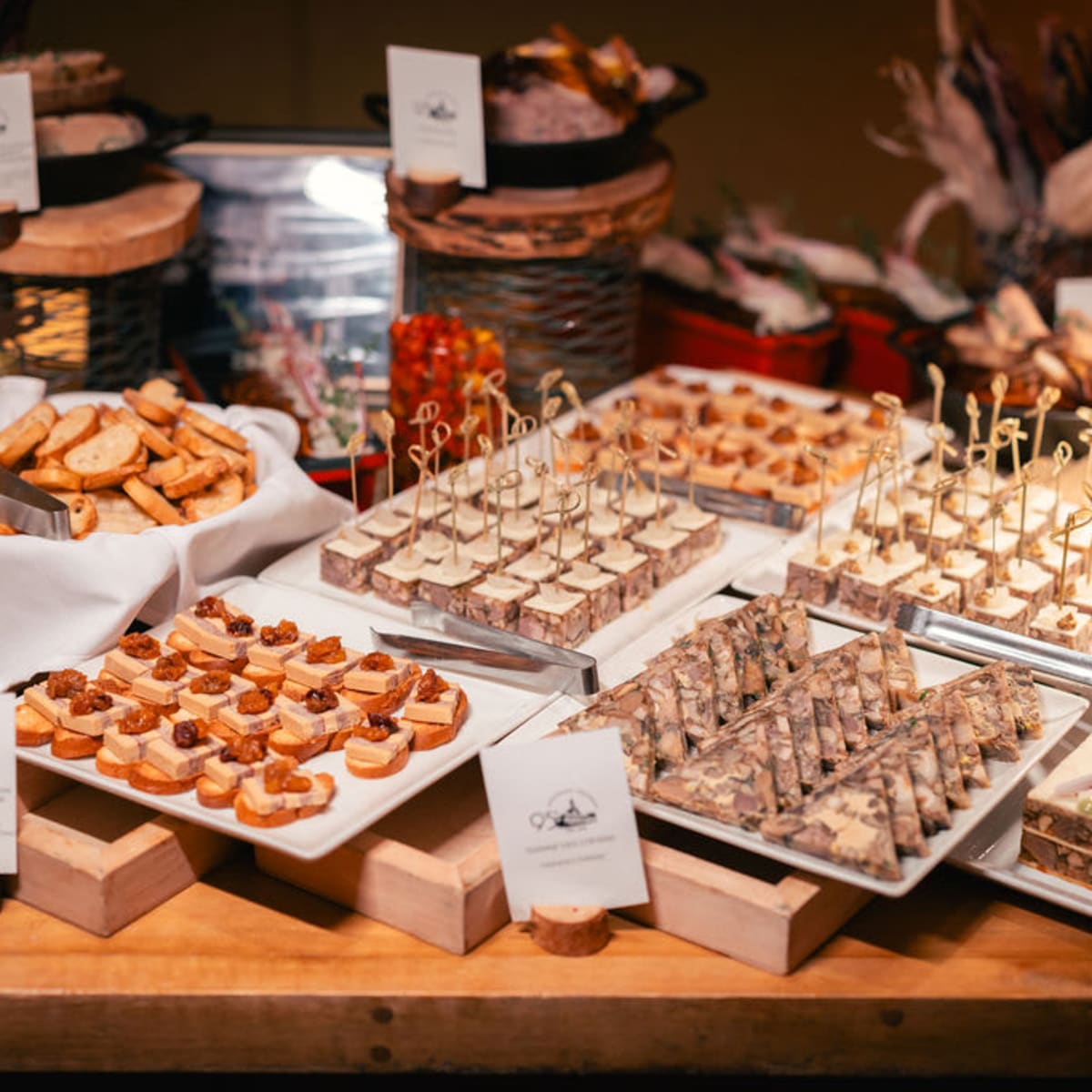 Assortiment de bouchées présentées sur une table.