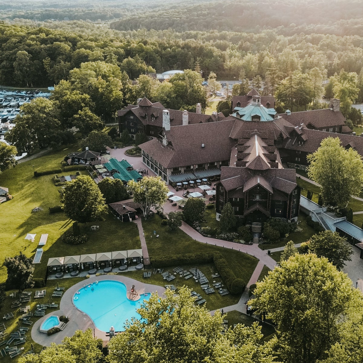 Vue aérienne du Château Montebello en été.