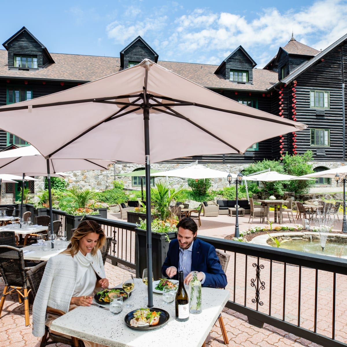 Couple sur la terrasse au Château Montebello.