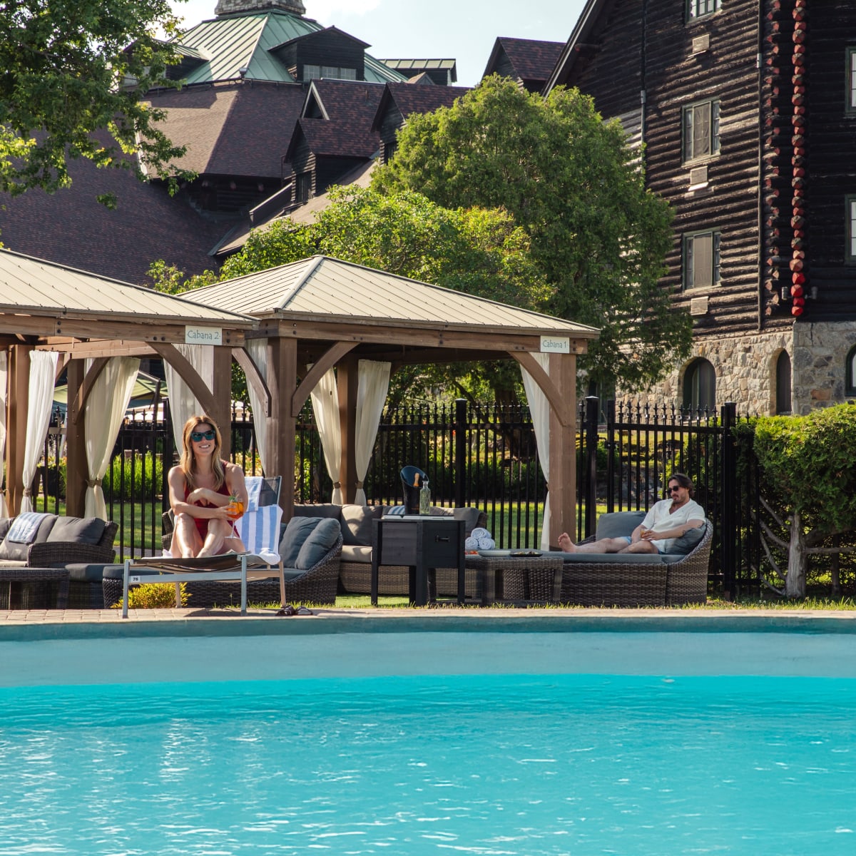 Couple au bord de la piscine au Château Montebello.