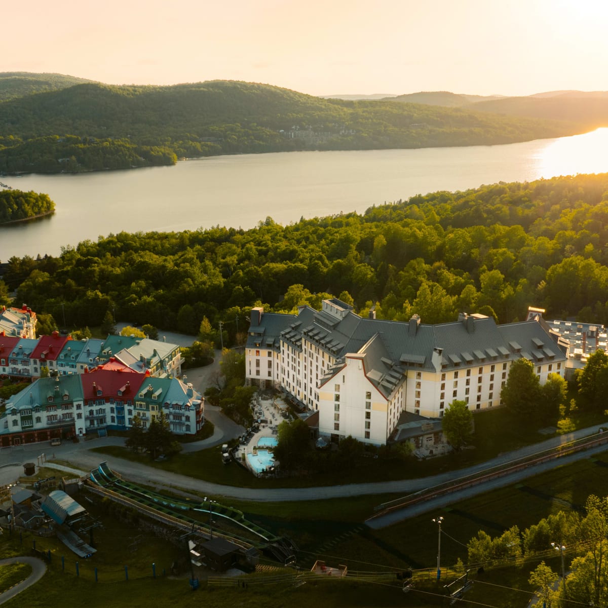 Village de Mont-Tremblant en fin de journée.
