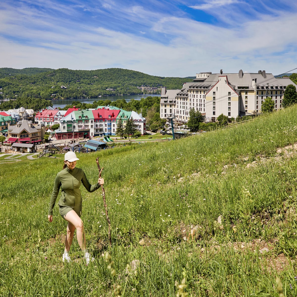 Femme en randonnée à côté du Fairmont Tremblant.