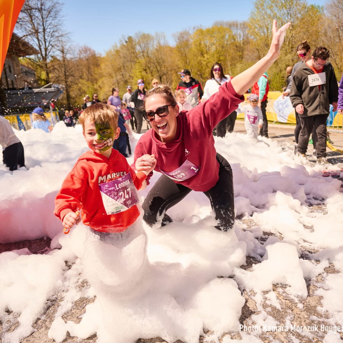 Mère et son enfant au Festival BougeBouge Outaouais.