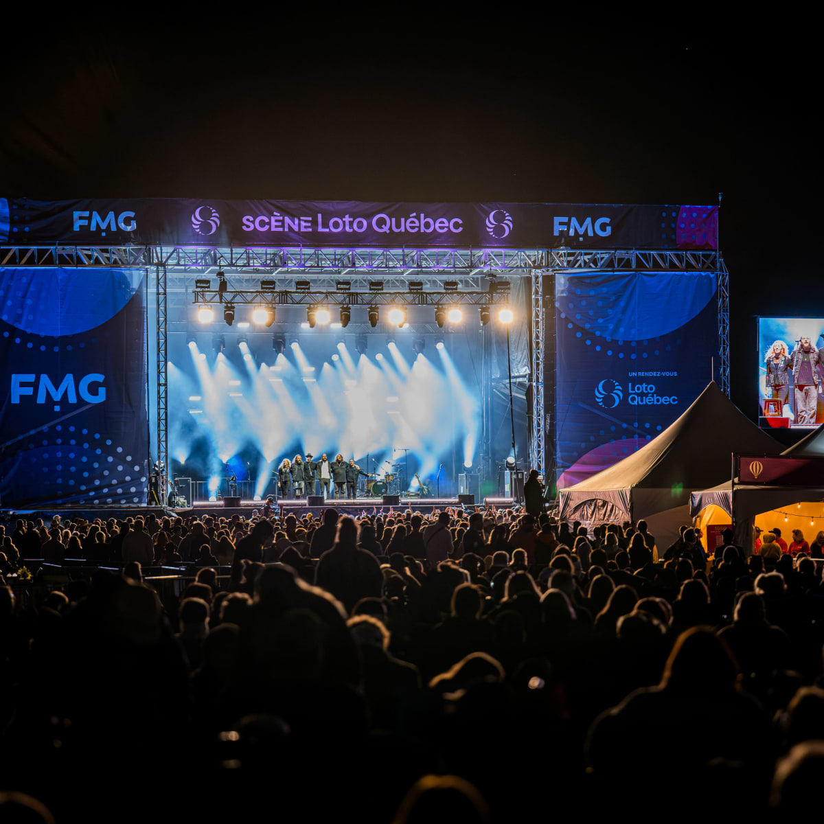 Outdoor stage show at the Gatineau Hot Air Balloon Festival.