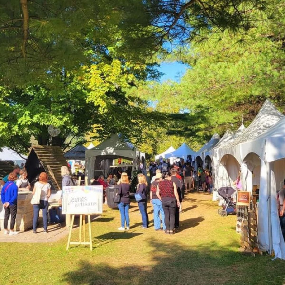 Festival des artisans de Sainte-Marcelline-de-Kildare - Un lieu avec des petits chapiteaux blancs et des personnes