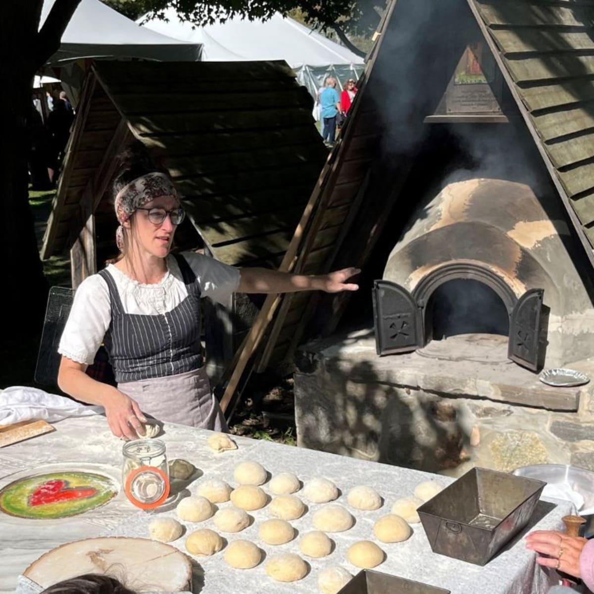 Festival des artisans de Sainte-Marcelline-de-Kildare = Une artisane et un four à pain