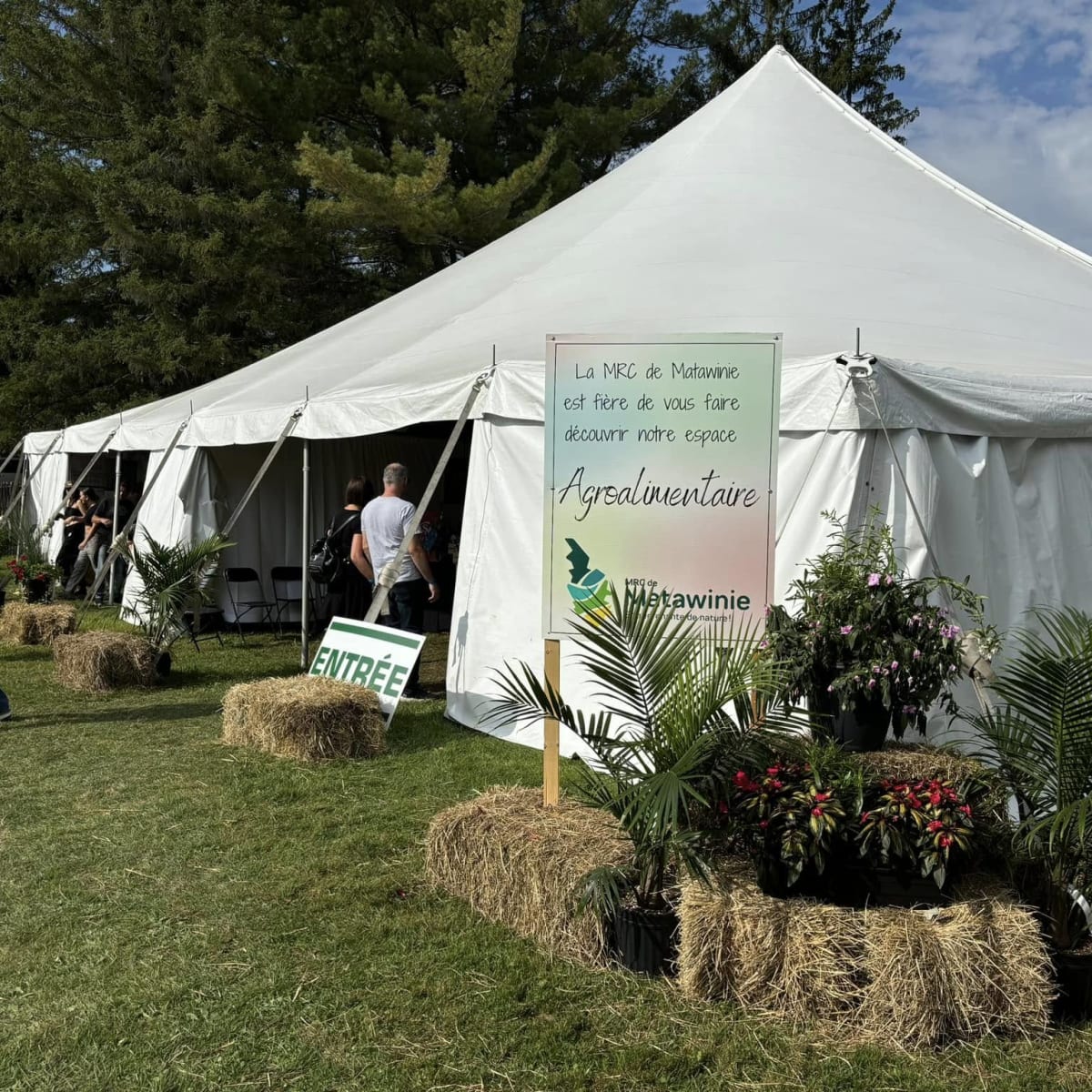 Festival des artisans de Sainte-Marcelline-de-Kildare - Un chapiteau blanc