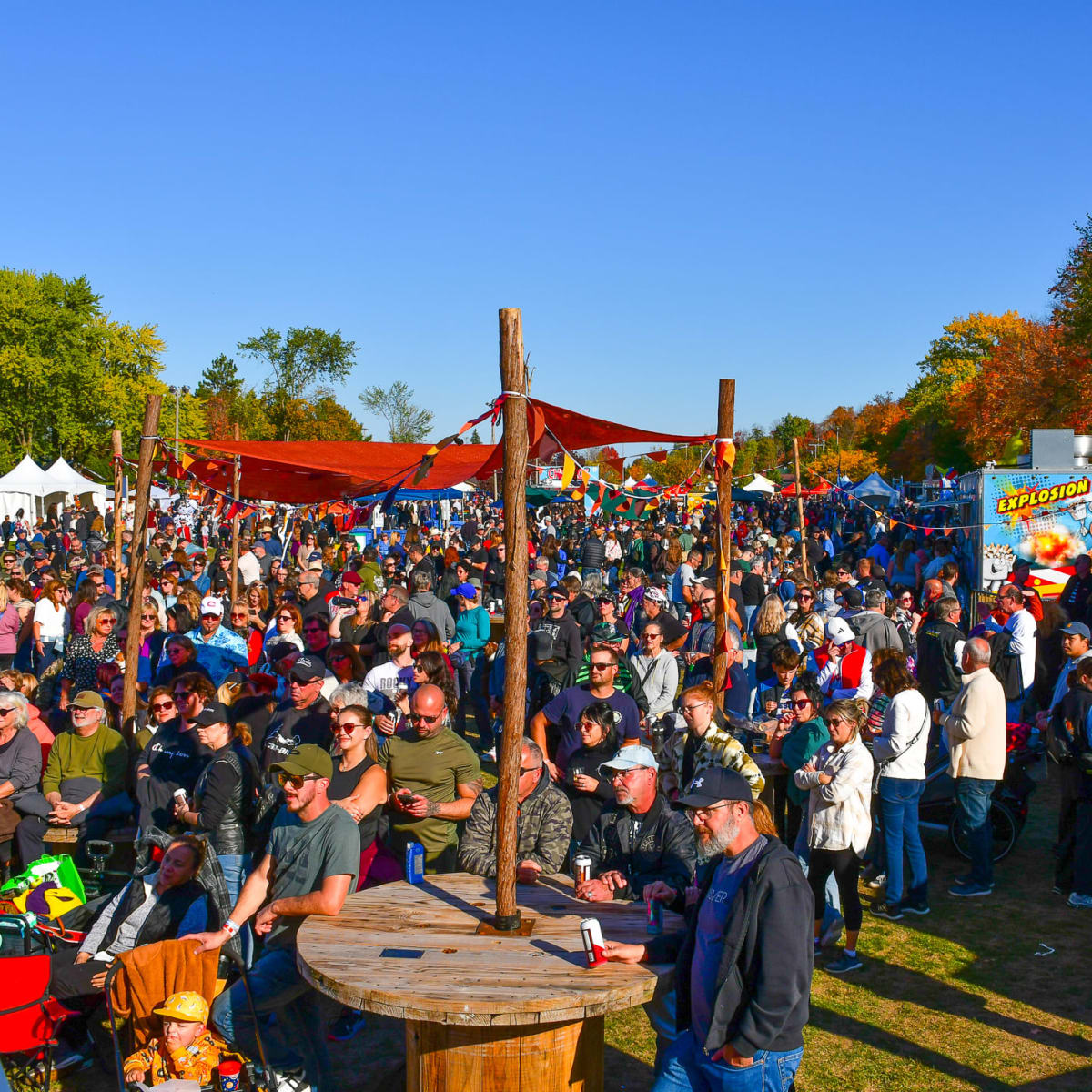 Foule au Festival des couleurs de Rigaud.