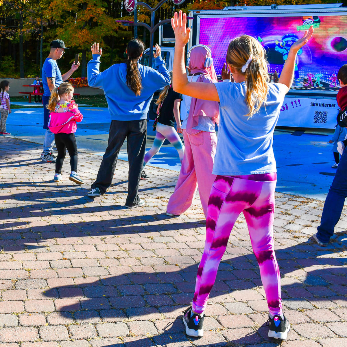 Enfants dansent au Festival des couleurs de Rigaud.