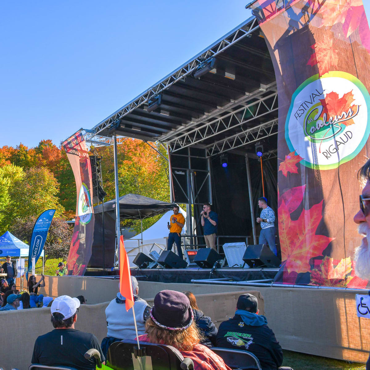 Scène extérieure au Festival des couleurs de Rigaud.