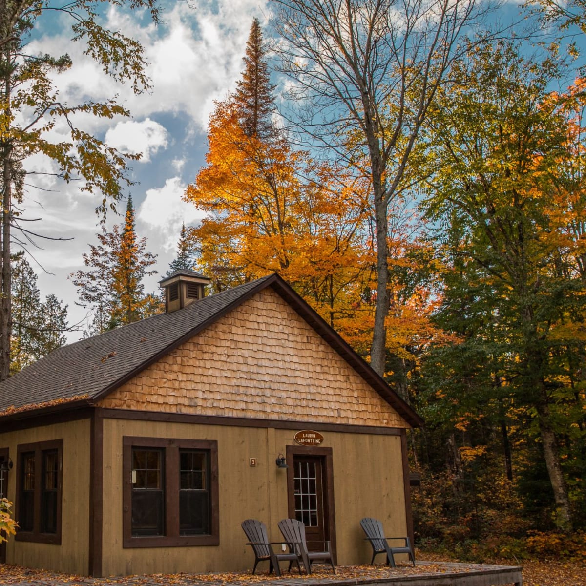 A small cabin in Parc régional Montagne du Diable, in autumn.