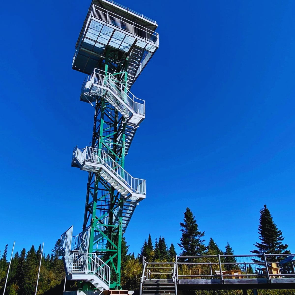 An observation tower at Parc régional Montagne du Diable.