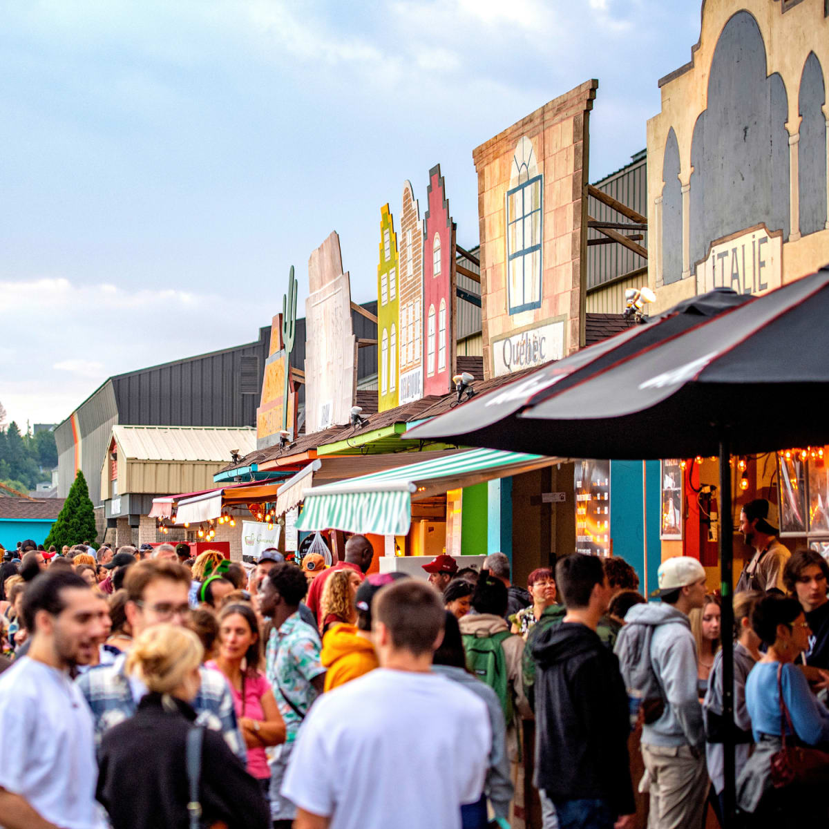 Crowds and food stalls.