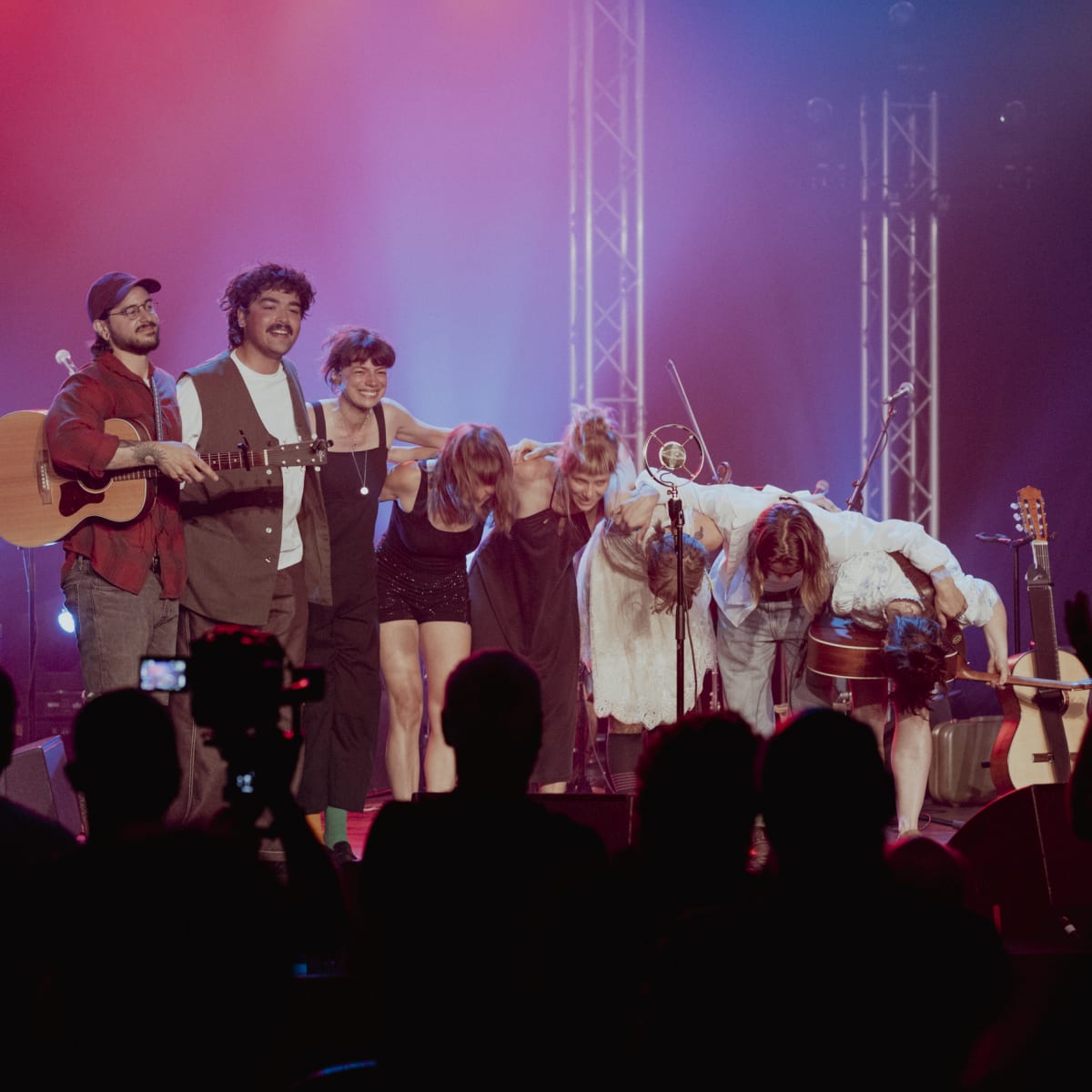 Groupe de musicien·nes sur scène après une prestation.