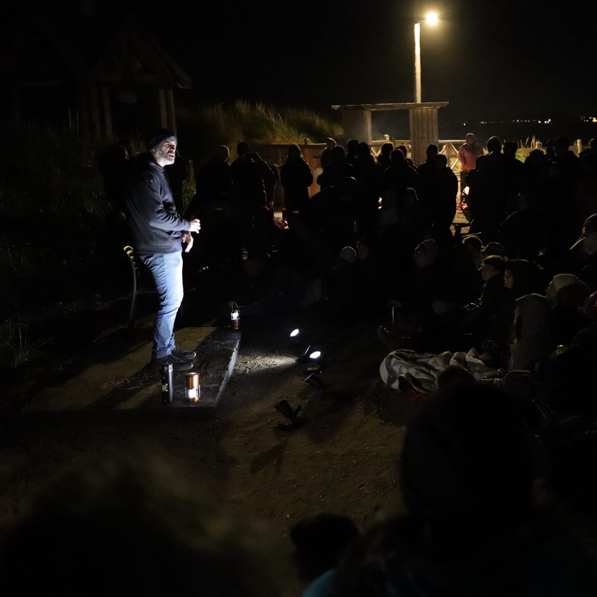 Contes en Îles en soirée.