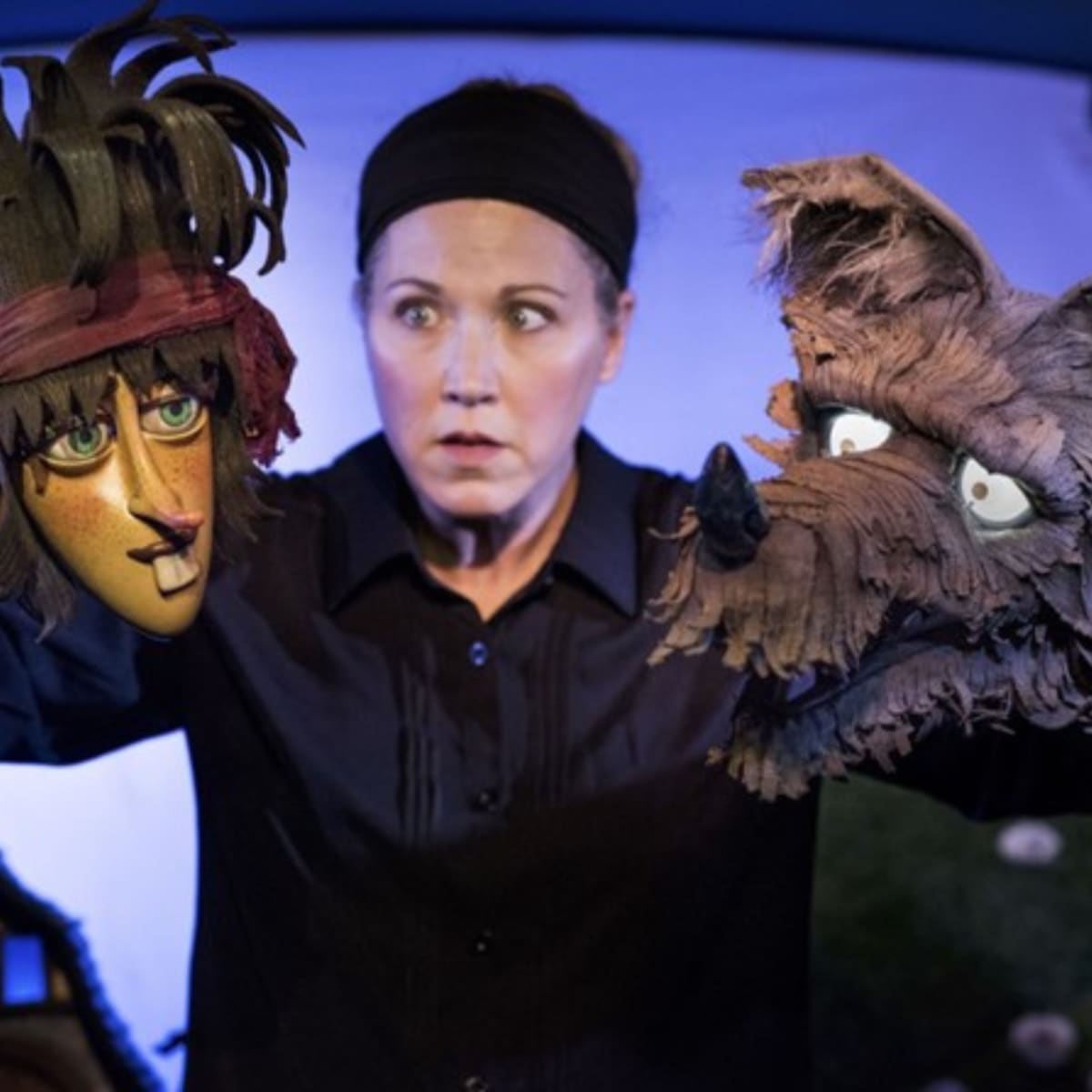 Festival international des arts de la marionnette - A woman manipulating two puppets.