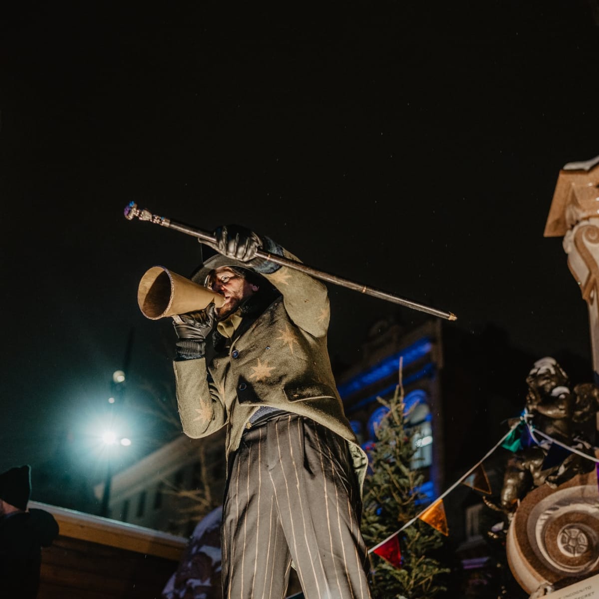 Person in costume at the Festival Kaléidoscopes.