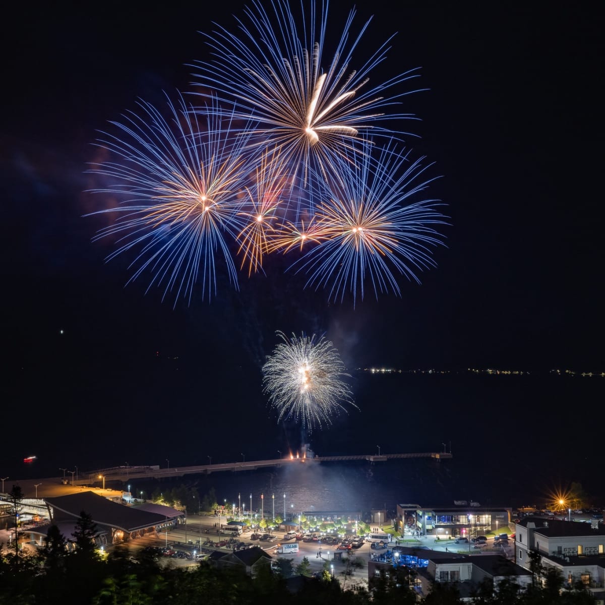 Festival Les Grandes Veillées - Fireworks lighting up the night sky