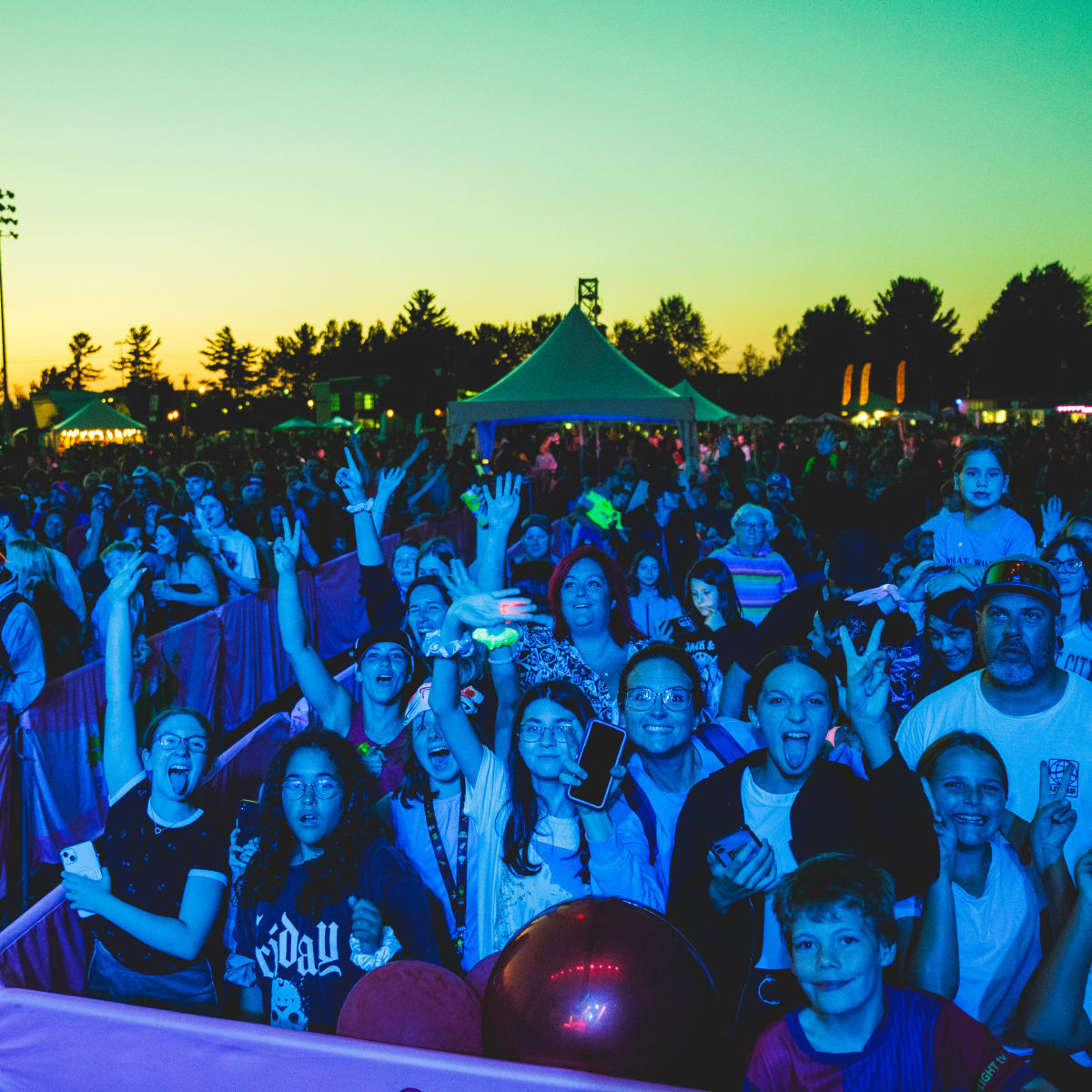 A crowd having fun at the Festival POP ton été