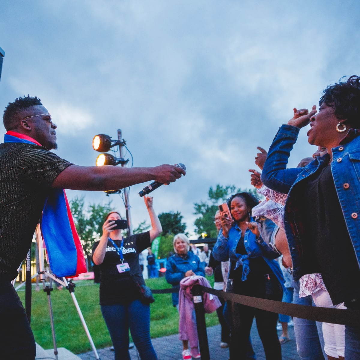 A singer having fun with the crowd at the Festival POP ton été