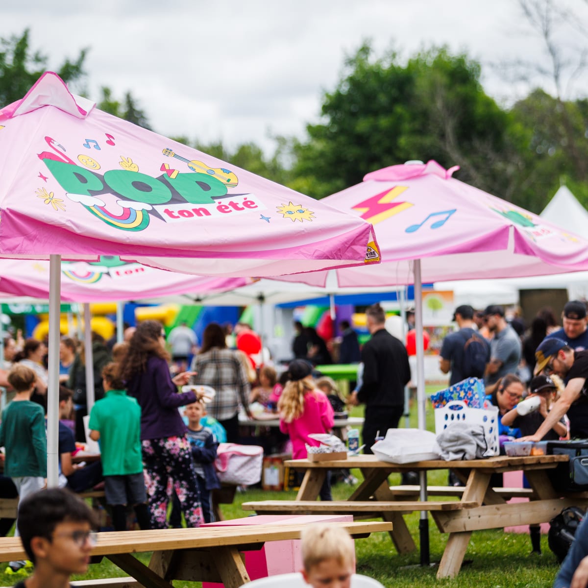 A picnic table area at the Festival POP ton été