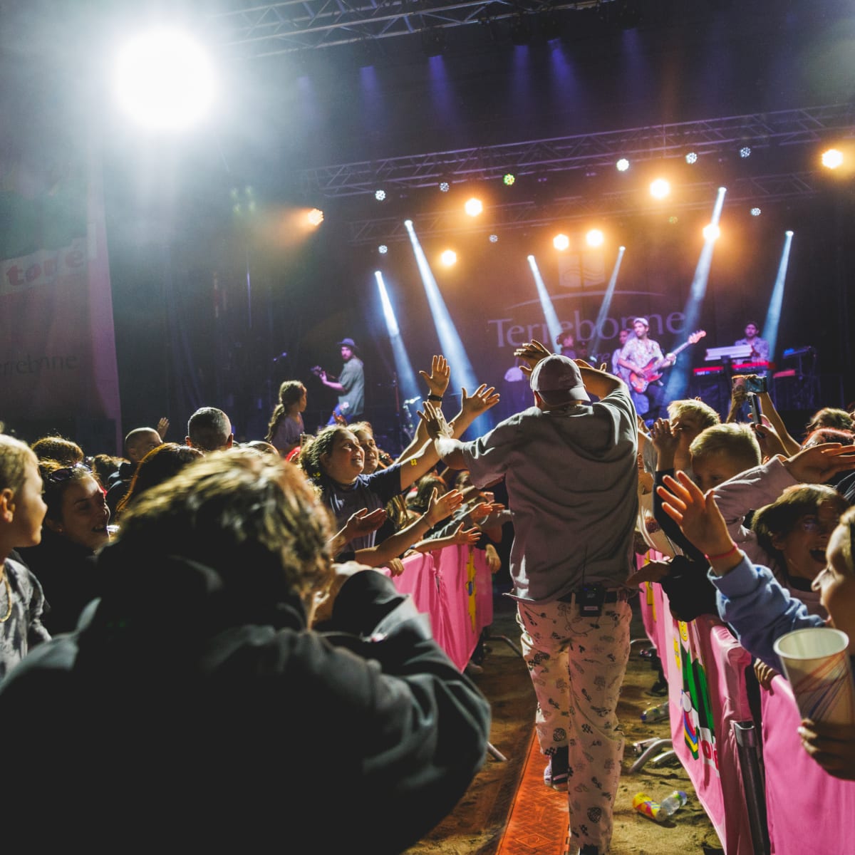 A singer in the crowd at the Festival POP ton été