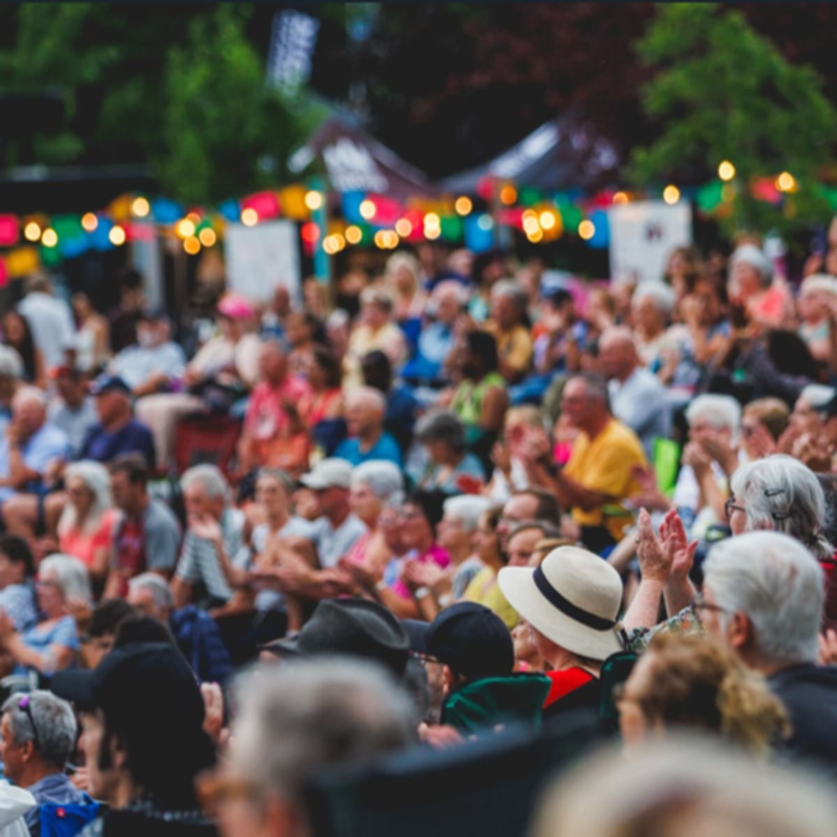 A crowd listening to a performance at the Festival POP ton été