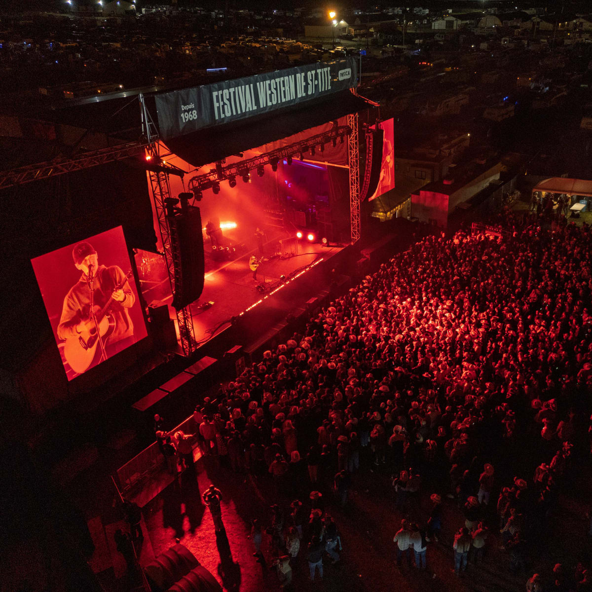 Scène illuminée au Festival Western de St-Tite.