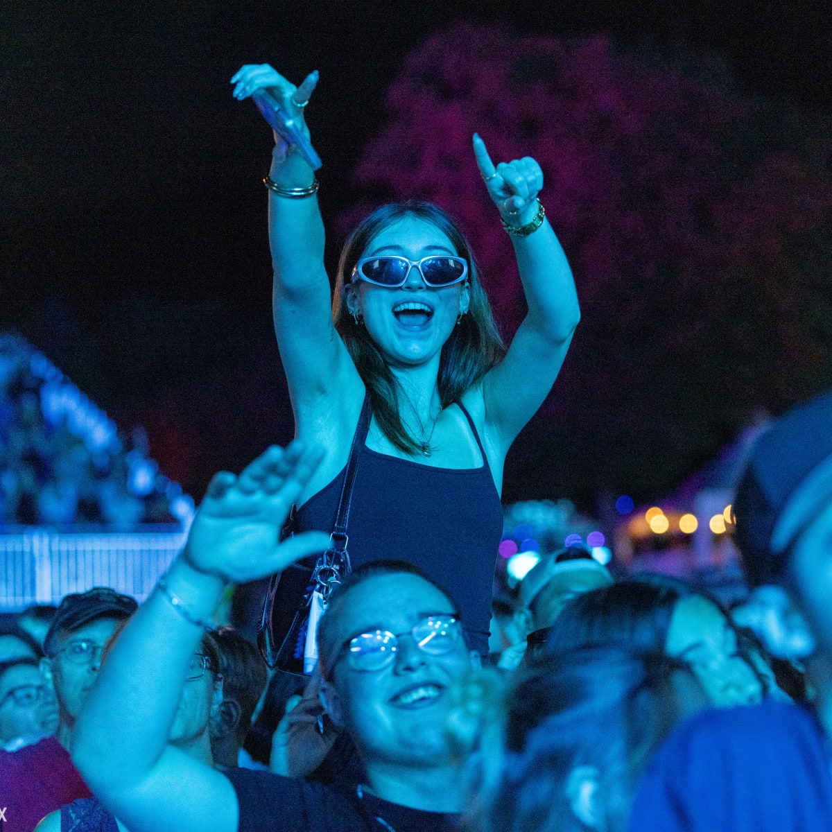 A woman sitting on a man's shoulders at the FestiVoix de Trois-Rivières.