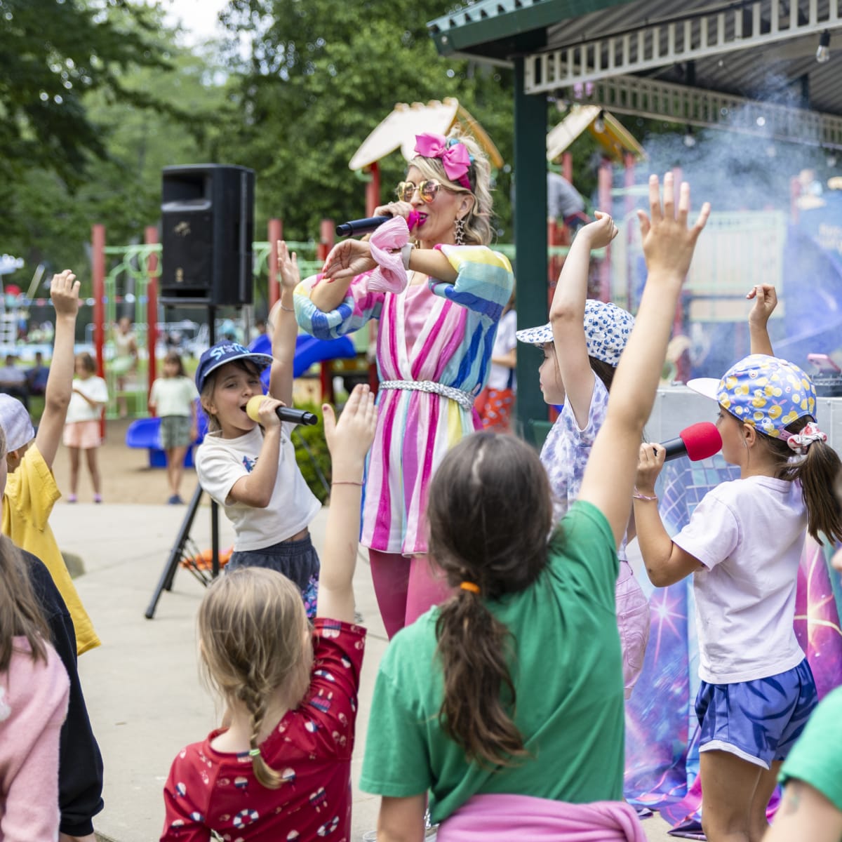 A woman in costume entertains children at the FestiVoix de Trois-Rivières.
