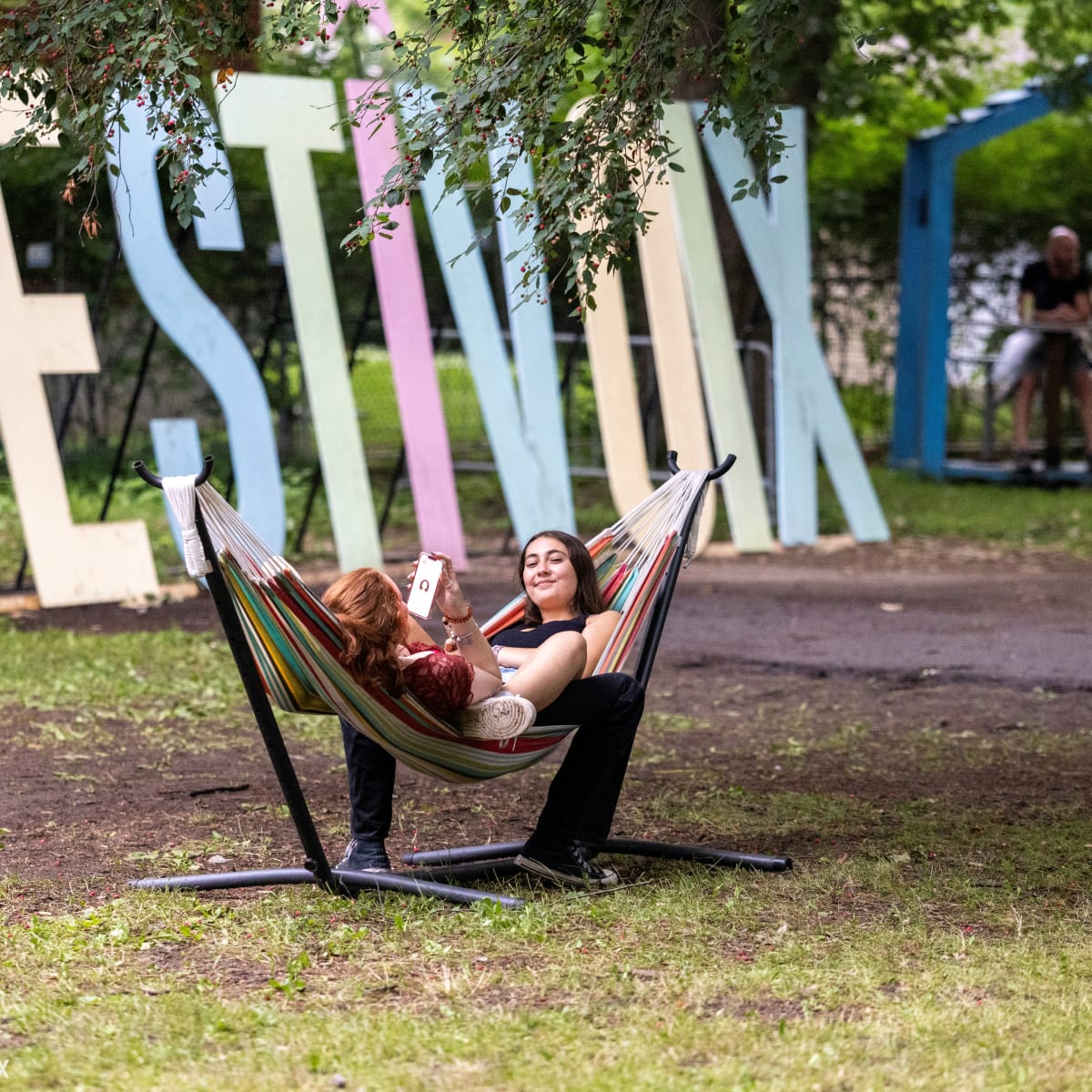 Two women in a hammock at the FestiVoix de Trois-Rivières.