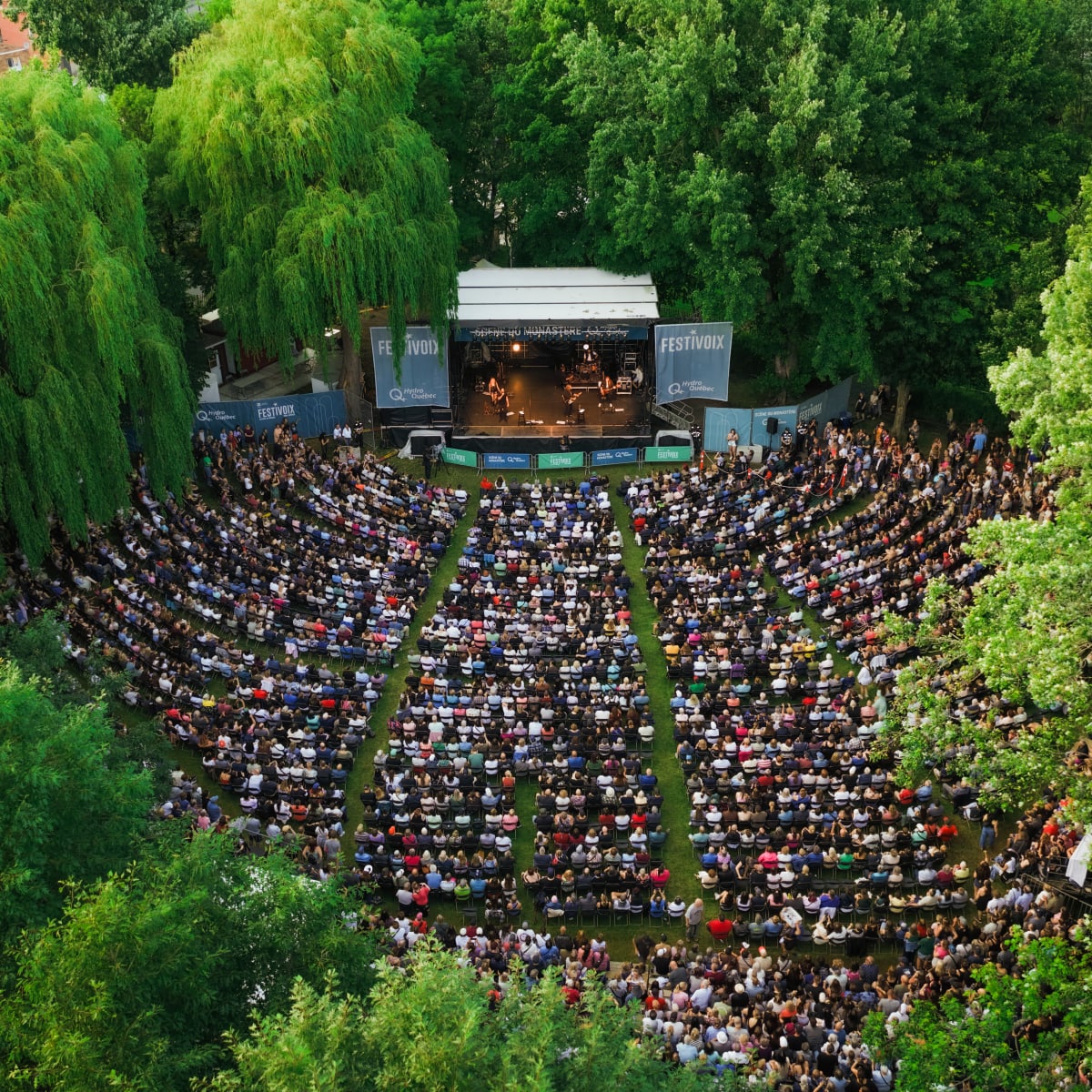 Aerial view of a stage and crowd at the FestiVoix festival in Trois-Rivières.