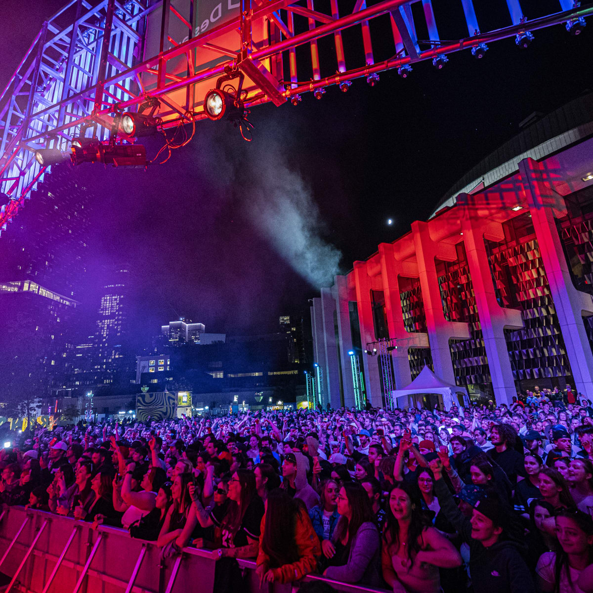 Crowd at the Francos de Montréal at night.