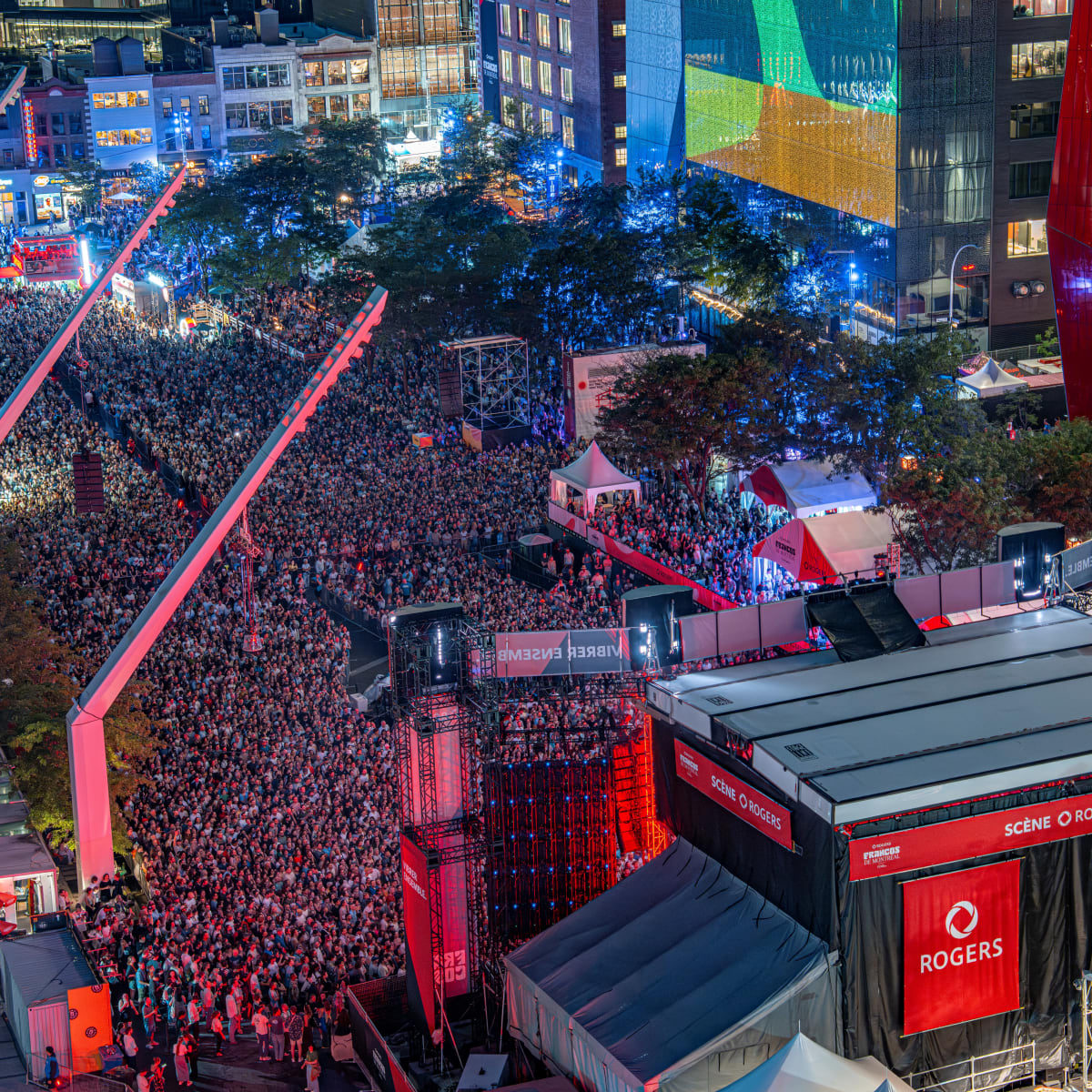Outdoor crowd.